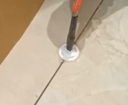 任县瓷砖空鼓维修公司专业解答瓷砖在铺贴过程中，如果没有涂抹均匀到位的粘结材料（如水泥砂浆或瓷砖胶），可能会导致以下问题